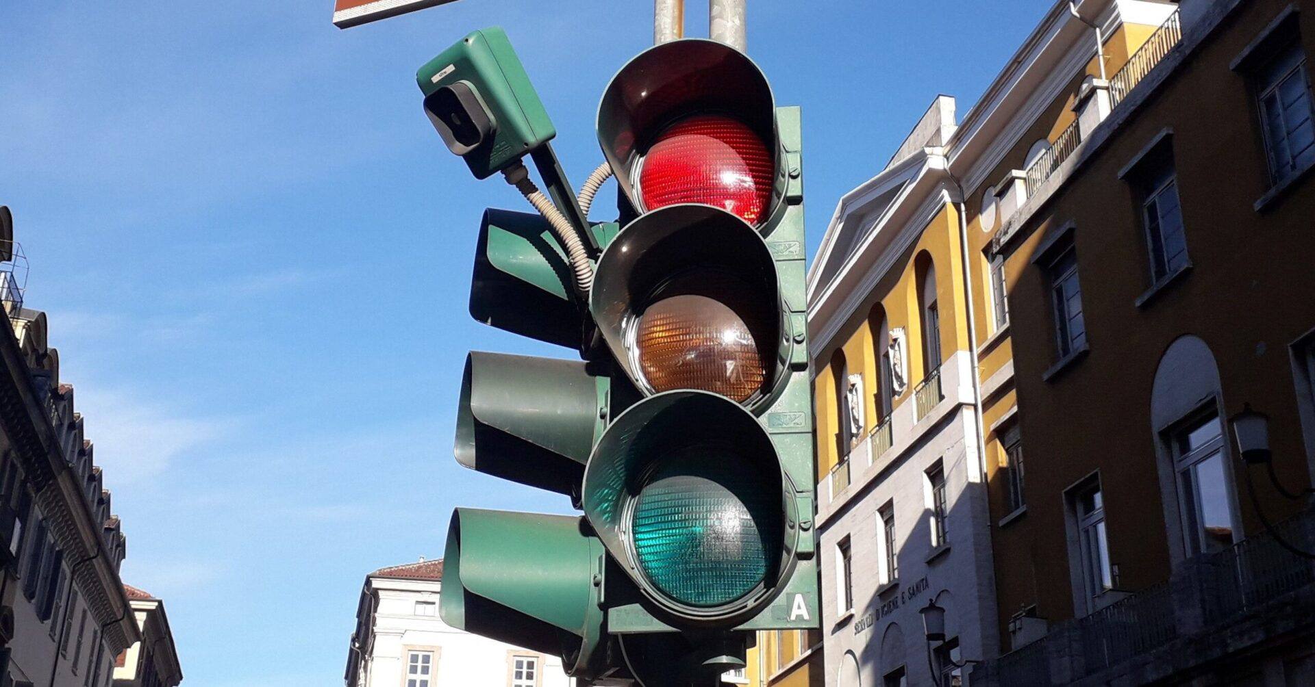 Perché i colori del semaforo sono rosso, giallo e verde?