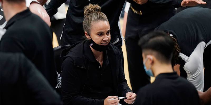 Becky Hammon, la prima donna ad allenare in una partita di NBA