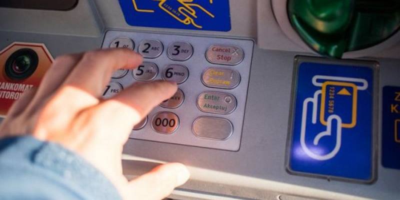 Arriva la supertassa per chi preleva dagli sportelli ATM?