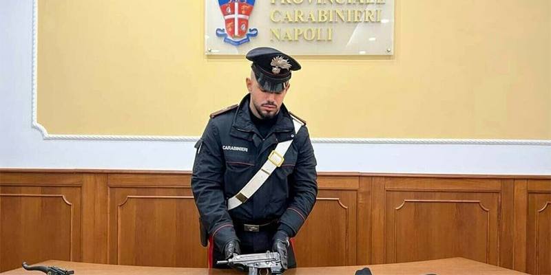 A Napoli col mitra in piedi sullo scooter: parte un colpo tra la folla