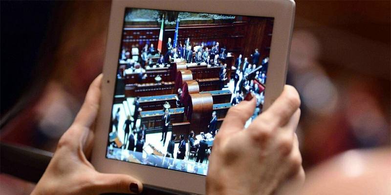 I deputati si sono regalati un bonus da 5.500 euro per tablet, cuffie, smartphone e computer