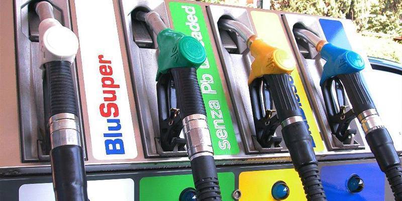 I prezzi di benzina e gasolio saliranno di 12,2 centesimi al litro e quelli del GPL di 2,3