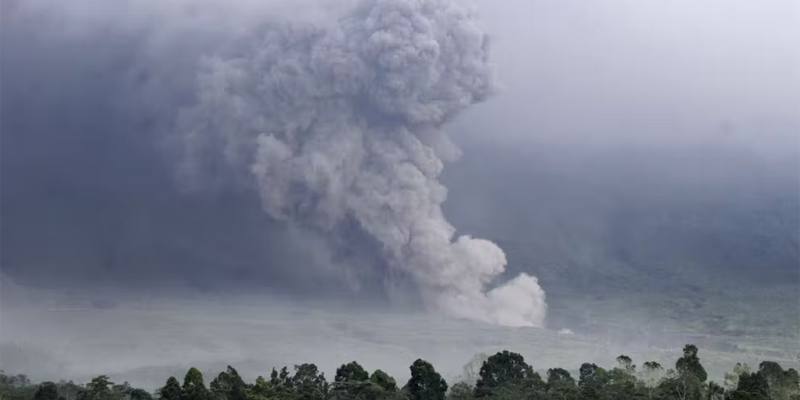 Indonesia, erutta il vulcano Monte Semeru: allarme tsunami in Giappone