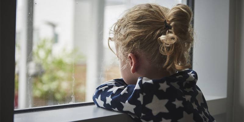 Vanno al lavoro e lasciano la figlia di 5 anni sola in casa per tutto il giorno