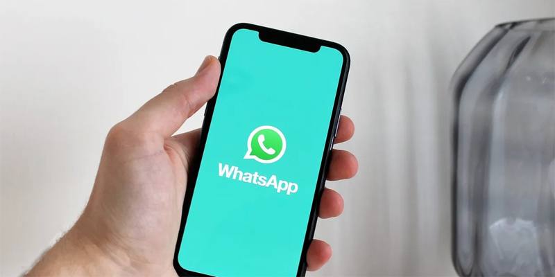 Con il nuovo aggiornamento per WhatsApp si possono mandare 100 foto in una volta sola