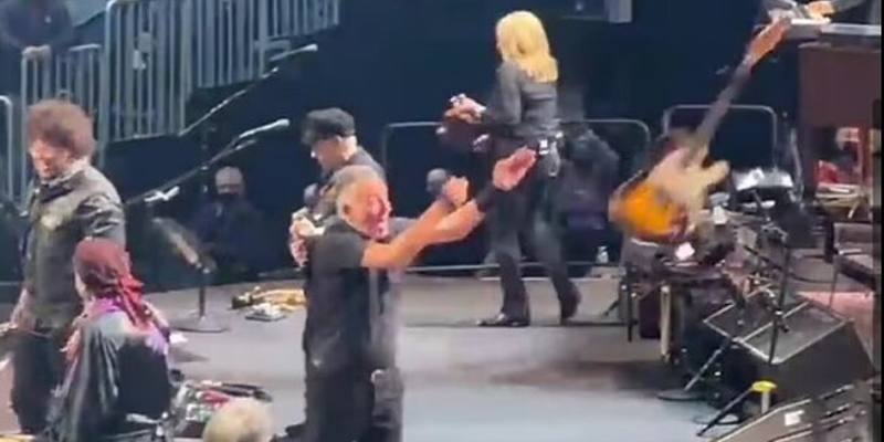 Bruce Springsteen lancia la chitarra e colpisce un tecnico in testa