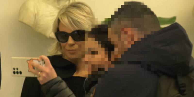 Chiedono selfie a Maria De Filippi nella camera ardente