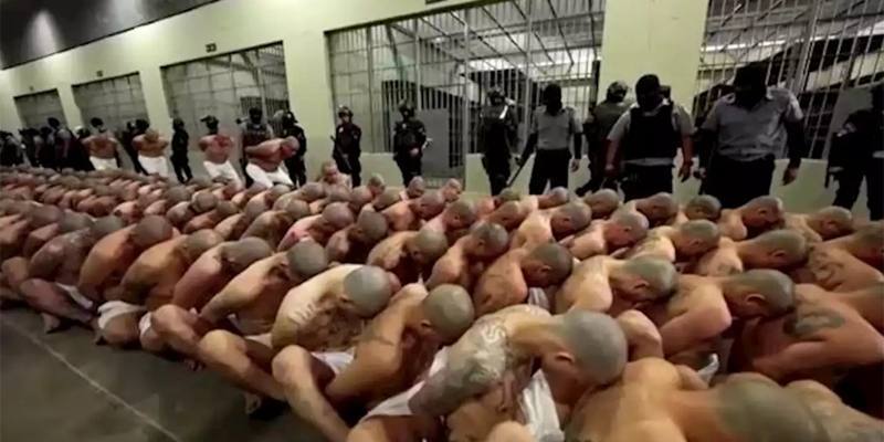 I 2 mila detenuti trasferiti nel nuovo carcere del Salvador