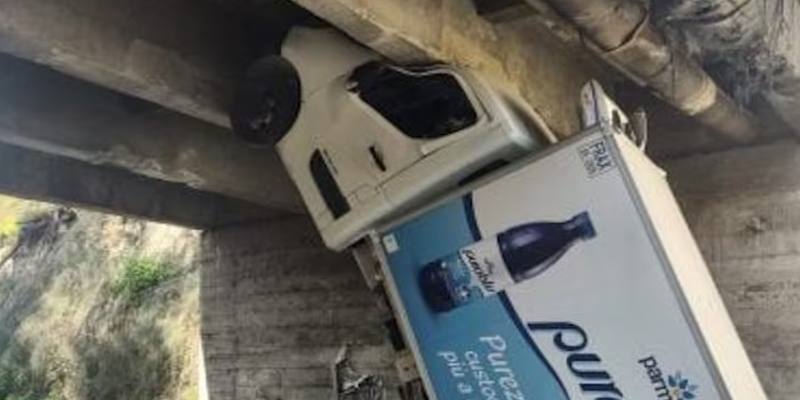 Il furgone incastrato sotto un ponte in verticale a Ragusa