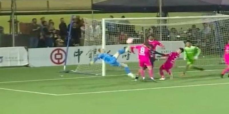 Il portiere segna in rovesciata allo scadere