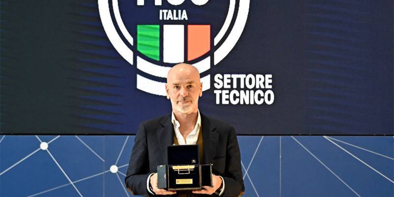 Stefano Pioli si è aggiudicato il premio Panchina d'Oro 2021-22 per il miglior tecnico della Serie A