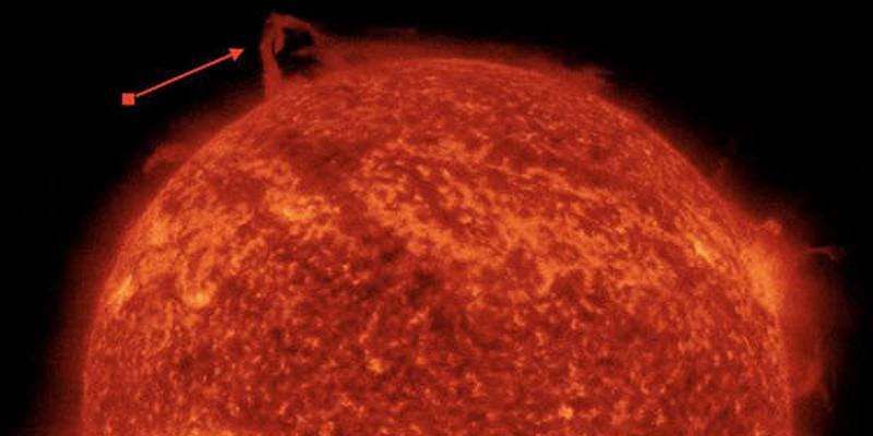 Un enorme filamento di plasma si è staccato dalla superficie del Sole e ha cominciato a girare intorno al suo polo Nord