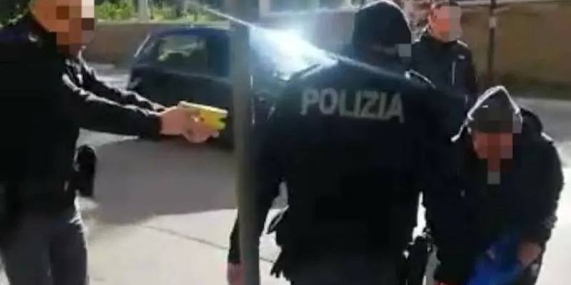 Un poliziotto ha minacciato col taser un commerciante e la moglie