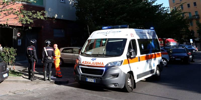 A 80 anni vuole gettarsi dalla finestra perché è solo: passante sale sul tetto del furgone e lo salva