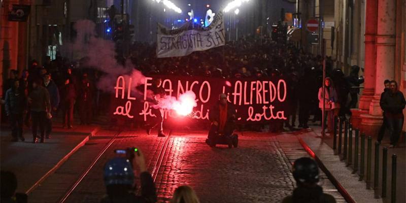 A Torino ci sono stati scontri tra polizia e gruppi anarchici durante la manifestazione in solidarietà con Alfredo Cospito