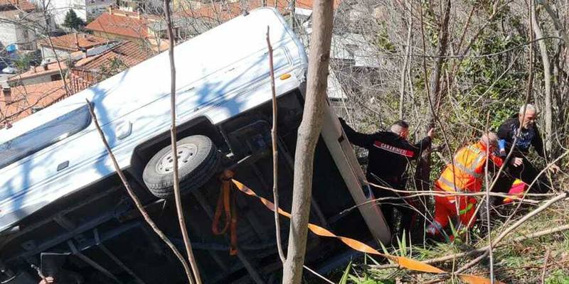 Camper in bilico sul dirupo: nonni con la nipotina di 8 anni salvati dai vigili del fuoco