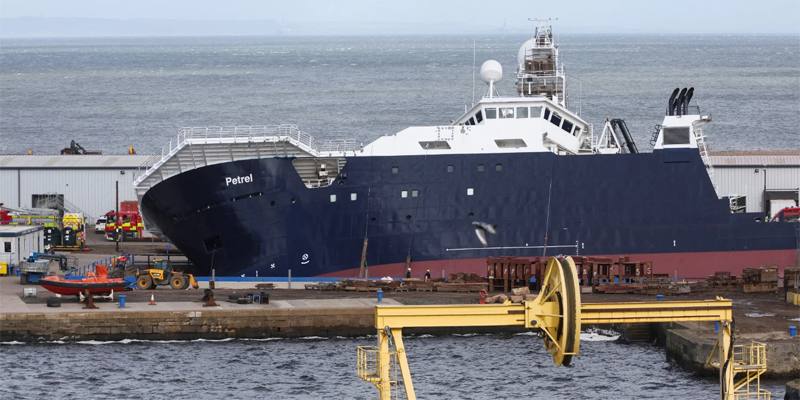 Cosa si sa della nave inclinata sul fianco nel porto di Edimburgo 