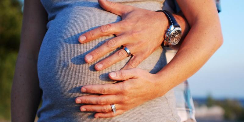 Cos'è la maternità surrogata?