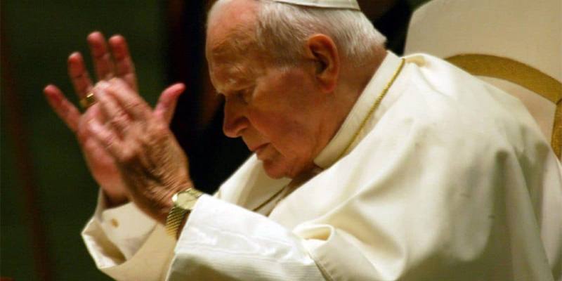 Dopo le accuse di aver insabbiato casi di preti pedofili rivolte a Papa Wojtyla arriva in sua difesa anche il premier polacco: 