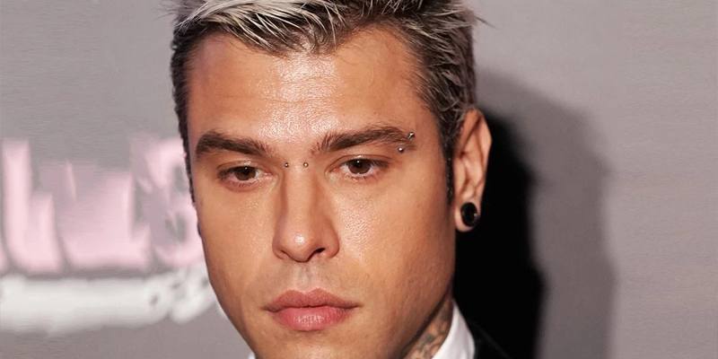 Fedez ha spiegato il perché dell'allontanamento momentaneo dai social (c'entrano gli psicofarmaci)