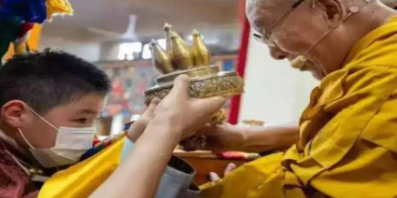 Il Dalai Lama ha nominato come suo successore un bambino di 8 anni nato negli Stati Uniti da genitori della Mongolia