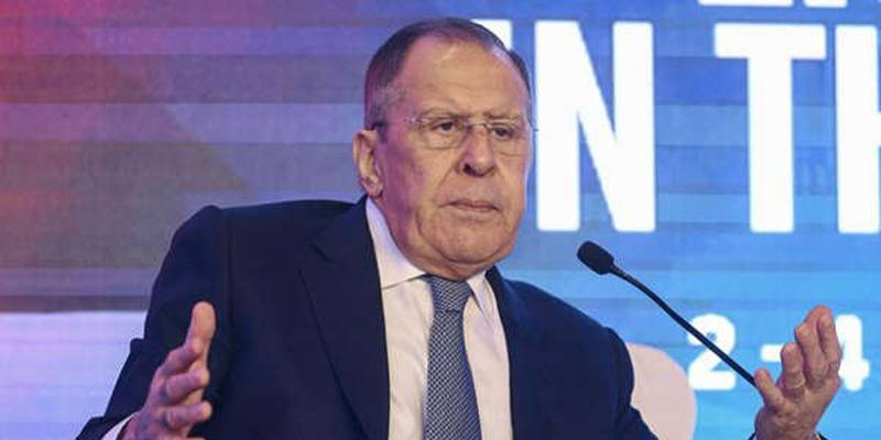 Il ministro degli Esteri russo Lavrov accusa Kiev per la guerra e viene interrotto dalle risate