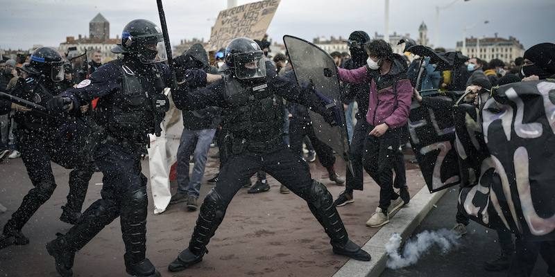 In Francia continuano le proteste in molte città contro la riforma delle pensioni voluta dal presidente Macron e approvata senza voto parlamentare