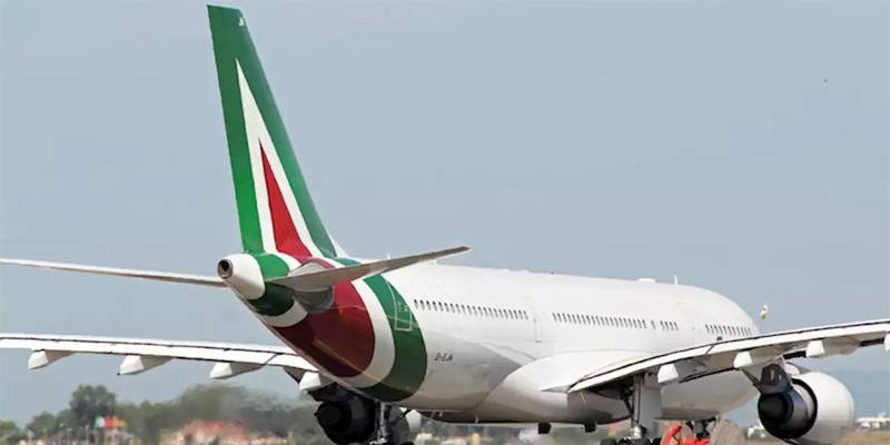 La Commissione Europea ha stabilito che il prestito di 400 milioni di euro concesso dal governo italiano ad Alitalia nel 2019 rappresenta un aiuto di Stato illegale