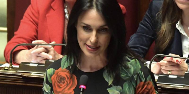 La deputata di Fratelli d'Italia, Alessia Ambrosi, ha detto: Noi amiamo buon cibo e sicurezza, la sinistra insetti e droghe libere