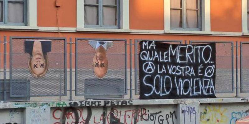 Lo striscione anarchico al Liceo Carducci con Meloni e Valditara a testa in giù