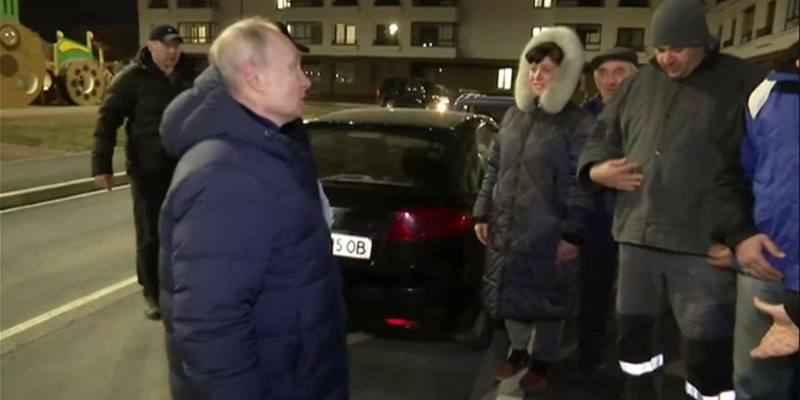 Mentre Putin si intratteneva con alcuni residenti locali a Mariupol si è sentita una donna gridare: È tutto falso