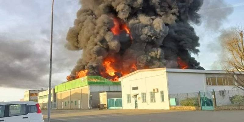 Un incendio di grandi proporzioni è scoppiato questa mattina in un'azienda chimica a San Pietro Mosezzo, vicino a Novara