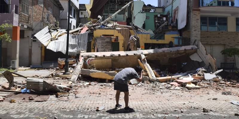 Un terremoto di magnitudo 7 ha colpito l'Ecuador, causando vittime e danni a numerosi edifici