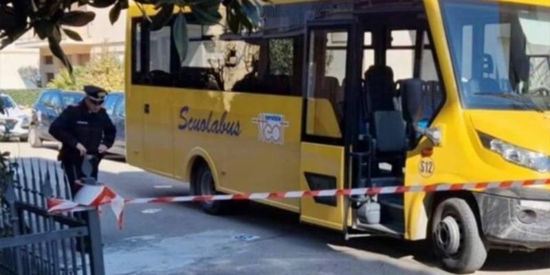 Uno scuolabus in retromarcia ha investito e ucciso un bimbo di un anno