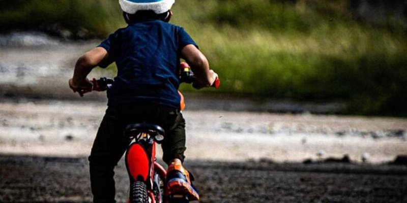 Bambino di 5 anni in bici fa cadere una donna di 87enne che muore poco dopo: il papà è accusato di omicidio colposo