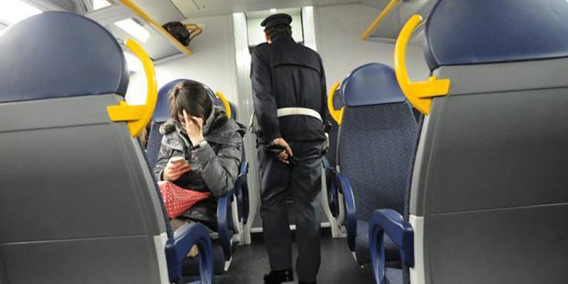 C’è un video con il volto dell’aggressore della ragazza di 21 anni violentata sul treno Milano-Bergamo