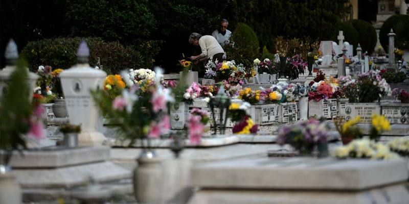 Dopo dieci anni scopre che nella tomba della mamma c’è un’altra donna