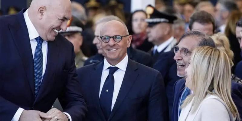 Fratelli d'Italia ha presentato una proposta di legge che prevede multe fino a 100 mila euro per chi non utilizza la lingua italiana (in alcuni ambiti)