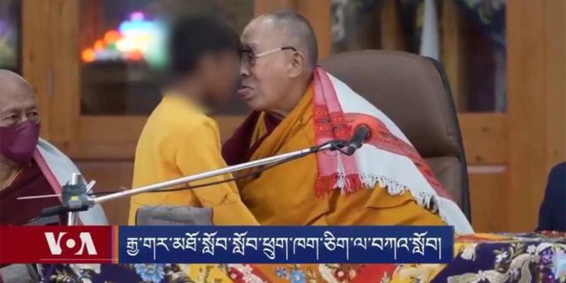 Il Dalai Lama si è scusato dopo la diffusione di un video mentre bacia un bambino sulla bocca e gli chiede di succhiargli la lingua