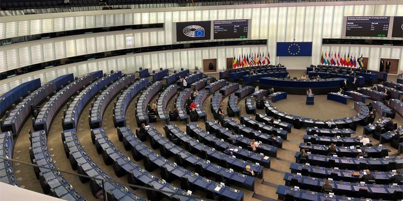 Il Parlamento europeo ha approvato un emendamento che condanna fermamente la diffusione di retorica anti-Lgbtiq, anti-diritti e anti-gender da parte di alcuni influenti leader politici e governi nell'Ue, come nel caso di Ungheria, Polonia e Italia