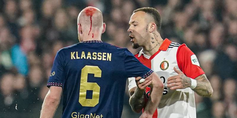 Il centrocampista dell'Ajax è stato colpito in testa da un accendino che gli ha provocato una vistosa ferita 