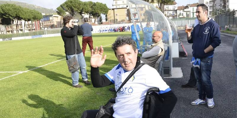 Il papà di un giovane calciatore ha picchiato il dirigente della squadra sulla sedia a rotelle durante la partita