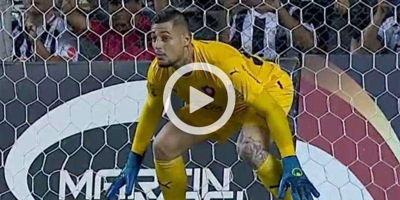 Il rigore è troppo potente per il portiere che è costretto a scansarsi