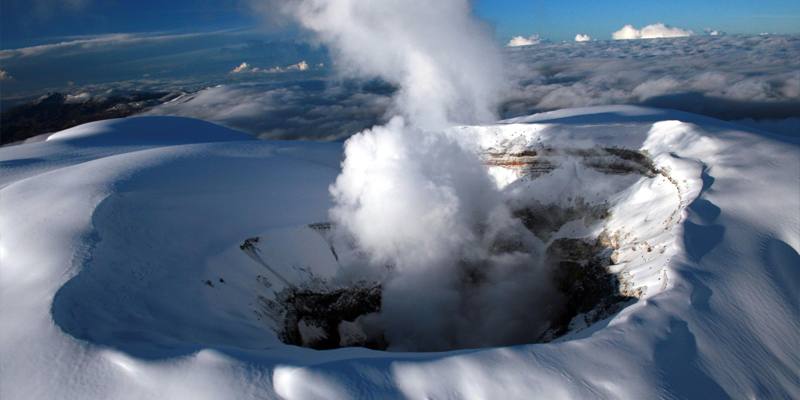 Il vulcano Nevado del Ruiz in Colombia potrebbe eruttare presto e il governo ha ordinato l'evacuazione preventiva di 2.500 famiglie