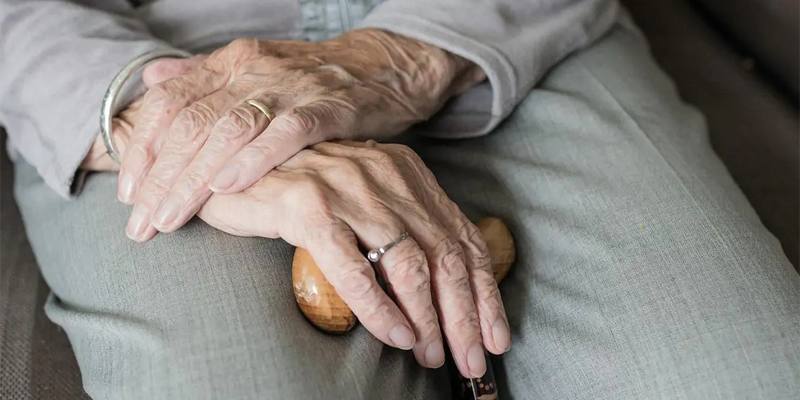 La nonna che ha salvato 4 bambini abbandonati dal padre per strada durante la notte fra domenica 16 e lunedì 17 aprile