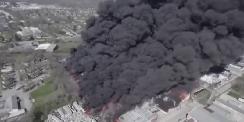 Un enorme incendio è scoppiato in un impianto di riciclaggio di plastica a Richmond (USA): evacuati migliaia di residenti