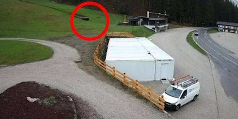 Un masso è caduto sulla statale in Valle Aurina (Alto Adige) rischiando di colpire un'auto appena passata