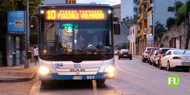 A Trieste una coppia di sudamericani ha accoltellato l'autista di un autobus dopo essersi rifiutati di mettere la museruola al cane