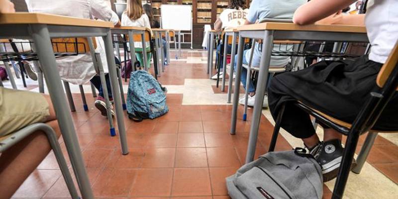 Cosa si sa dello studente che ha accoltellato una professoressa in una scuola di Abbiategrasso