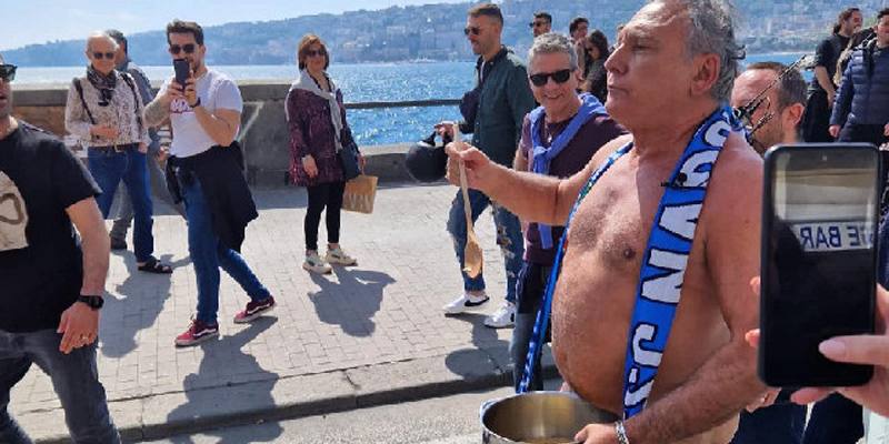 Francesco Paolantoni passeggia nudo sul Lungomare di Napoli (con pasta e patate) per festeggiare lo scudetto